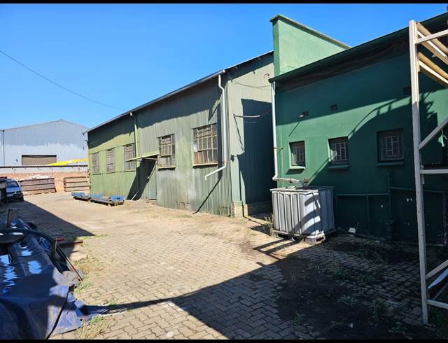 2,100M² WAREHOUSE TO LET IN VULCANIA