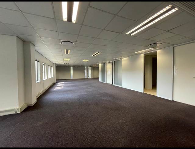 371M² OFFICE TO LET IN BRYANSTON