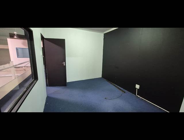 300M² WAREHOUSE TO LET IN ANDERBOLT