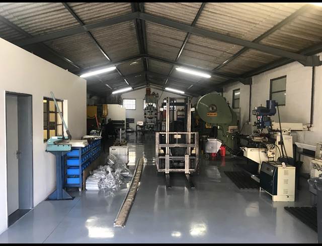 233M² WAREHOUSE RENTED IN STIKLAND INDUSTRIAL
