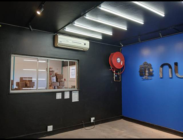 900M² WAREHOUSE TO LET IN SPRINGFIELD PARK