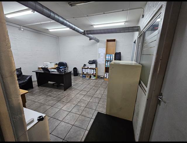2,340M² WAREHOUSE TO LET IN TRIANGLE FARM