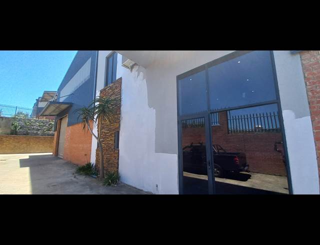 897M² WAREHOUSE TO LET IN COSMO BUSINESS PARK