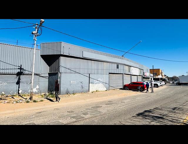 350M² WAREHOUSE TO LET IN FLORIDA