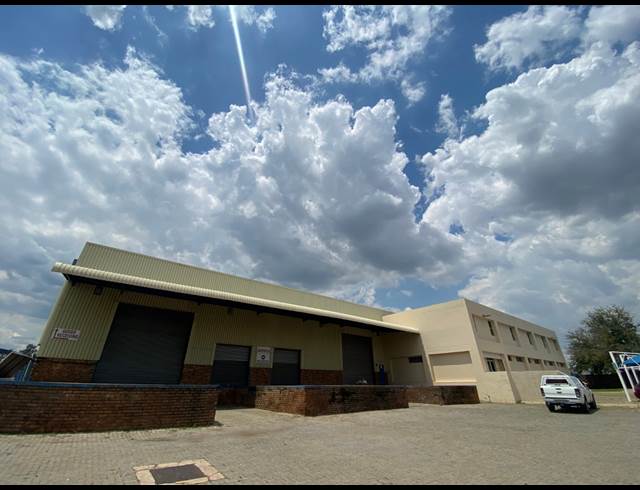 4,616M² WAREHOUSE TO LET IN CLAYVILLE