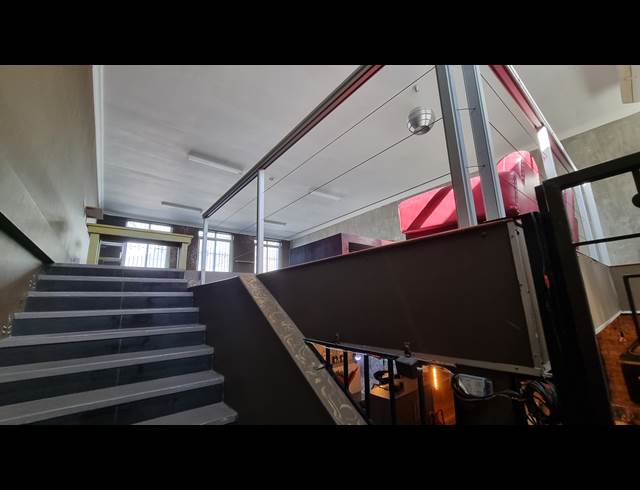 75M² BUSINESS TO LET IN WOODSTOCK