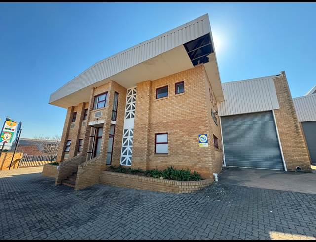 950M² WAREHOUSE TO LET IN CROWN