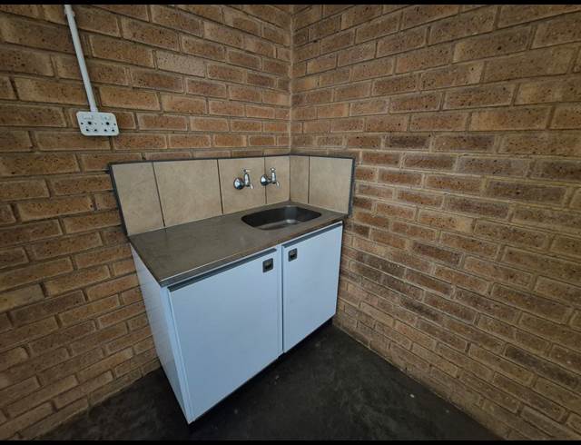 284M² WAREHOUSE TO LET IN DRIEHOEK