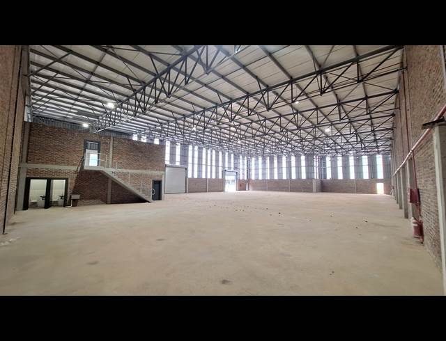 1,300M² WAREHOUSE TO LET IN LANSERIA
