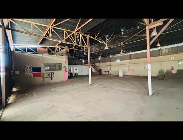 1,150M² WAREHOUSE TO LET IN CHAMDOR