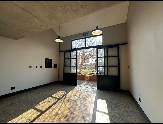62M² OFFICE TO LET IN ROOIHUISKRAAL NORTH