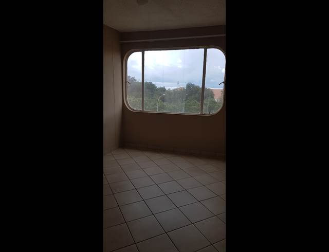 2 bed property to rent in KEMPTON PARK CBD