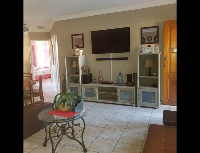 2 bed property to rent in LANGENHOVEN PARK
