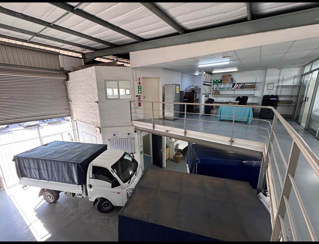 252M² WAREHOUSE TO LET IN BRIARDENE