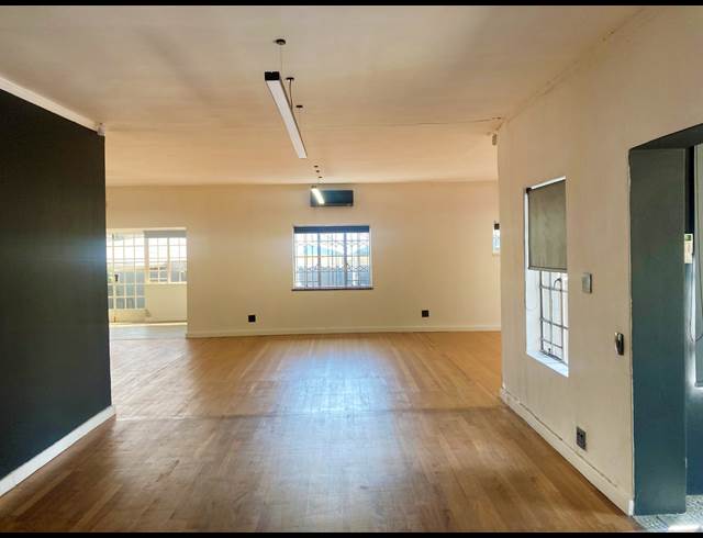 220M² OFFICE TO LET IN EMMARENTIA