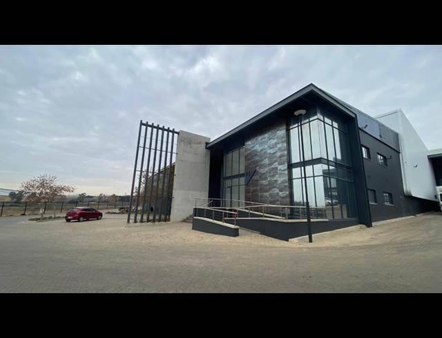 1,100M² WAREHOUSE TO LET IN LOUWLARDIA