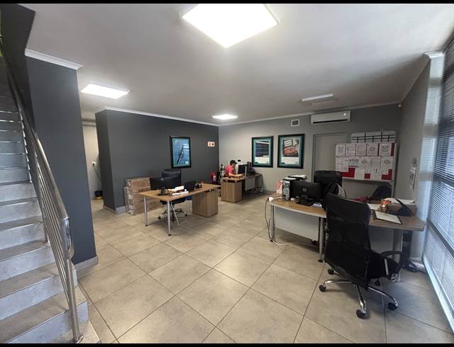342M² WAREHOUSE TO LET IN STIKLAND INDUSTRIAL