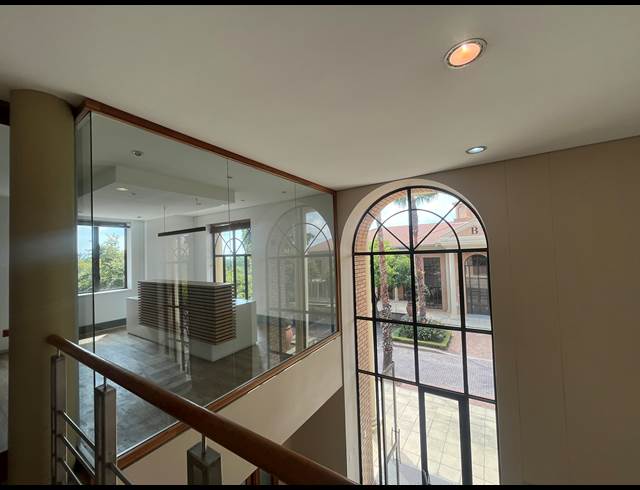 301M² OFFICE TO LET IN BRYANSTON