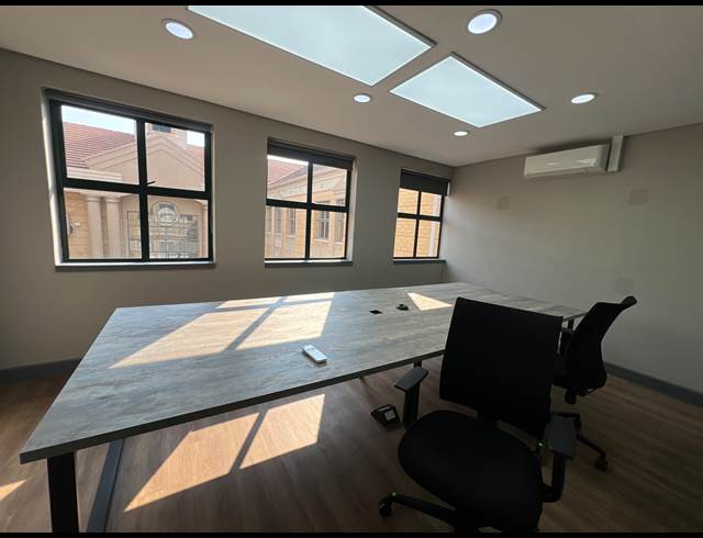 222M² OFFICE TO LET IN HYDE PARK