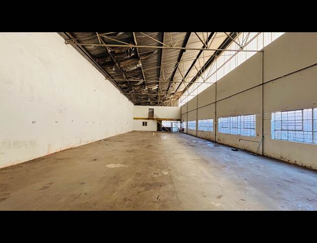 690M² WAREHOUSE TO LET IN STORMILL