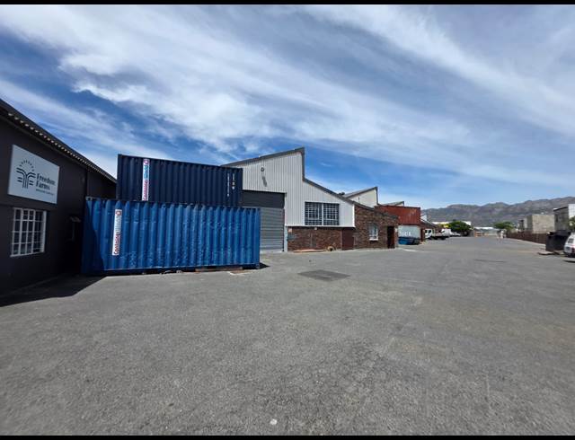 747M² WAREHOUSE TO LET IN STRAND CENTRAL