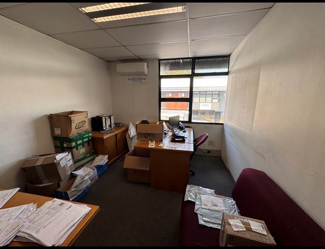 262M² WAREHOUSE TO LET IN RED HILL