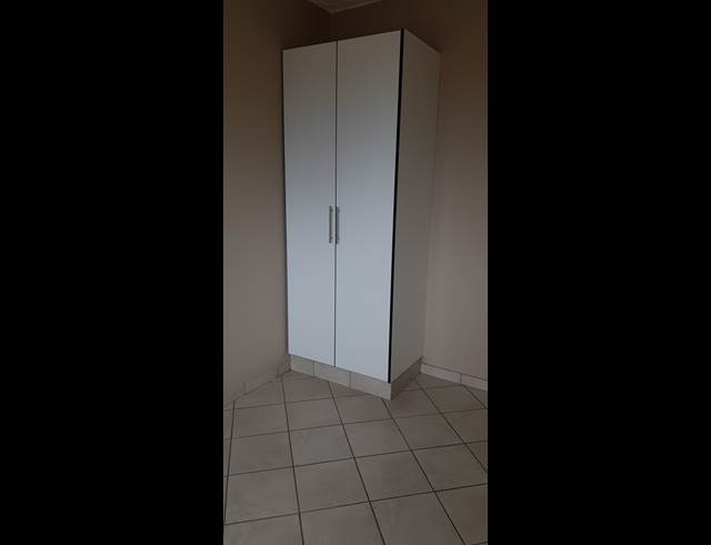 2 bed property to rent in KEMPTON PARK CBD
