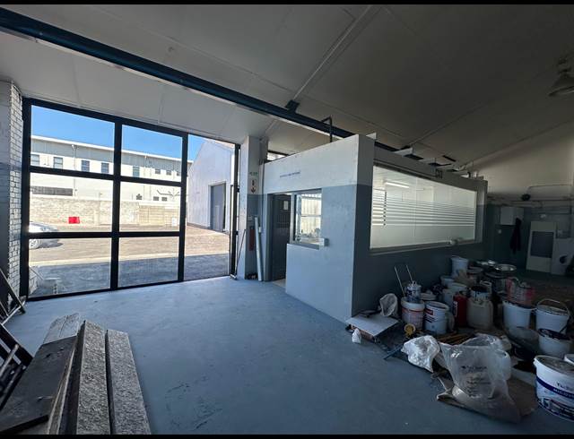 300M² WAREHOUSE TO LET IN LANSDOWNE
