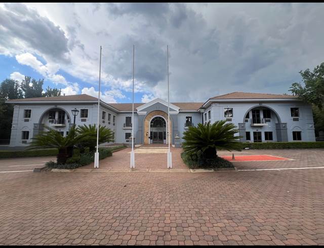 2,355M² OFFICE TO LET IN HYDE PARK