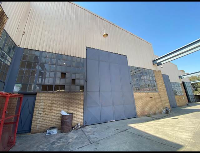 700M² WAREHOUSE TO LET IN LEA GLEN