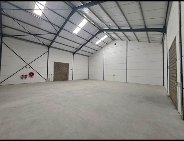 706M² WAREHOUSE TO LET IN FIRGROVE INDUSTRIAL ESTATE