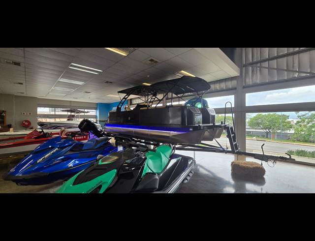 1,360M² SHOWROOM TO LET IN RIVERSIDE PARK