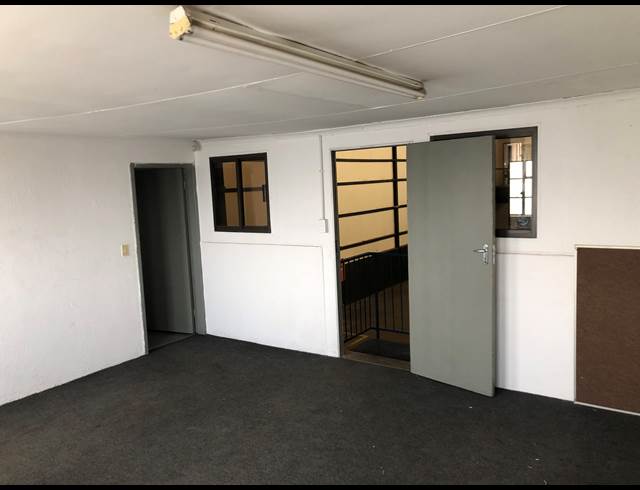 338M² WAREHOUSE TO LET IN JET PARK