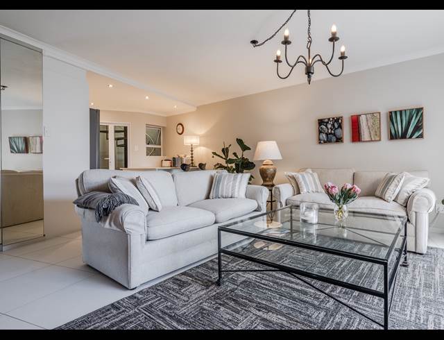 2 BEDROOM APARTMENT TO LET IN BANTRY BAY