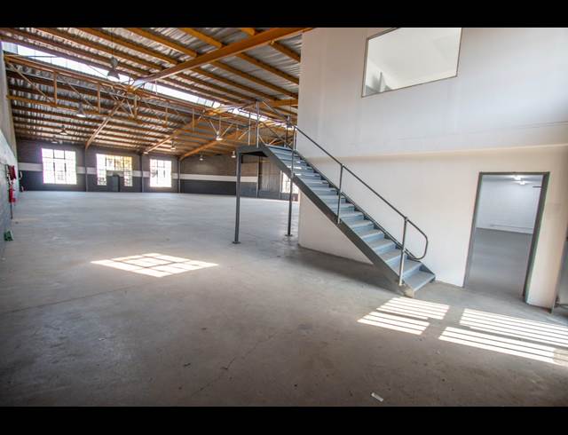 1,062M² WAREHOUSE TO LET IN KYA SANDS