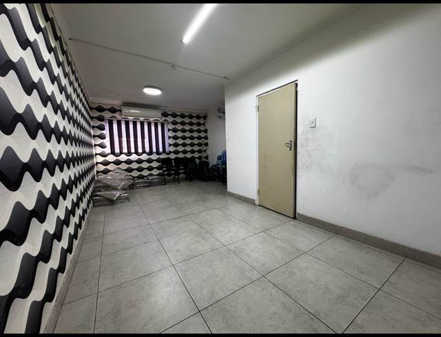 2,250M² WAREHOUSE TO LET IN PHOENIX INDUSTRIAL