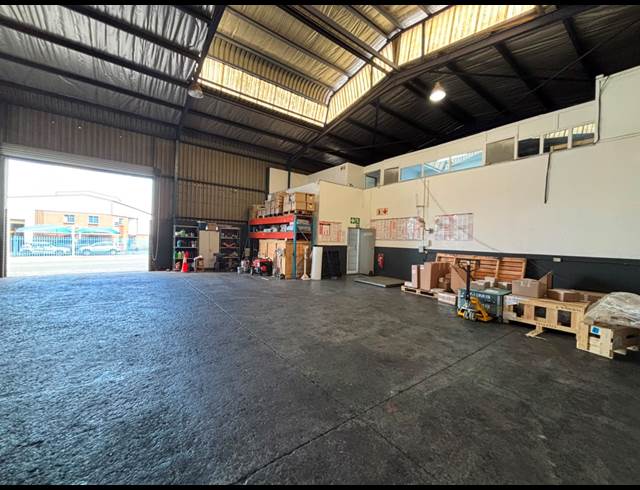 306M² WAREHOUSE TO LET IN JET PARK