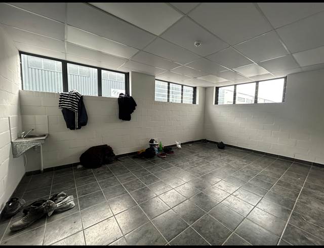444M² WAREHOUSE TO LET IN RETREAT