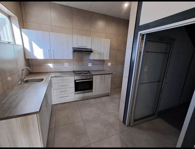 2,248M² SHOWROOM TO LET IN DUNCANVILLE