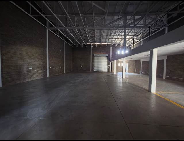 1,100M² WAREHOUSE TO LET IN STORMILL