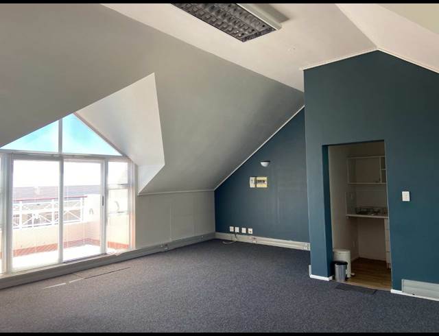 75M² OFFICE TO LET IN WESTLAKE