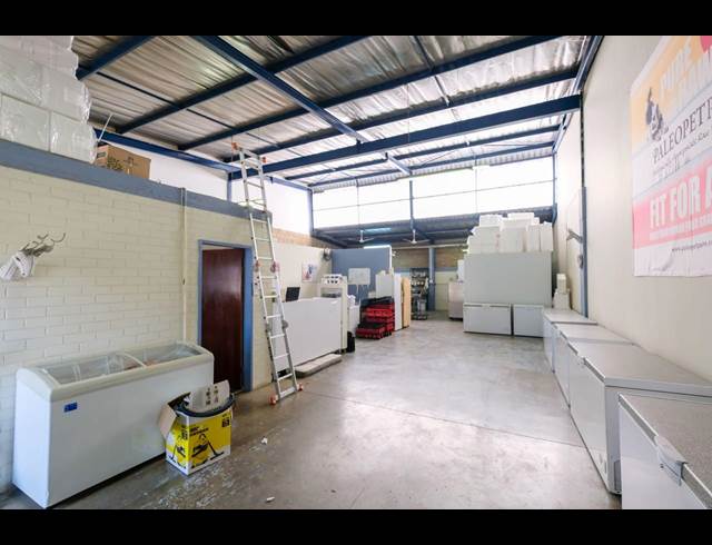 200M² WAREHOUSE TO LET IN EASTLEIGH