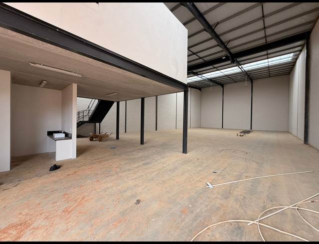 562M² WAREHOUSE TO LET IN LINBRO PARK