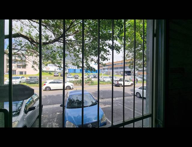 180M² MINI FACTORY TO LET IN SALT RIVER