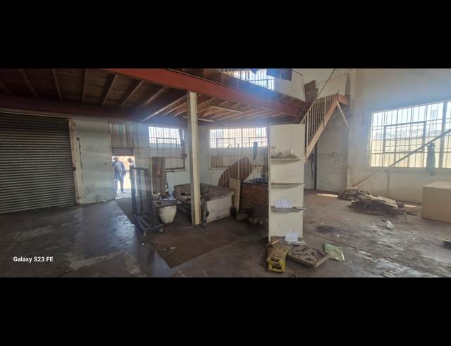 280M² WAREHOUSE TO LET IN TROYEVILLE