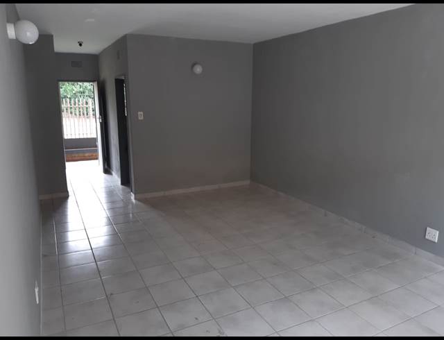 2 bed property to rent in FLORIDA