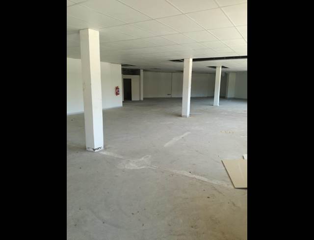 3,823M² WAREHOUSE TO LET IN HALFWAY HOUSE