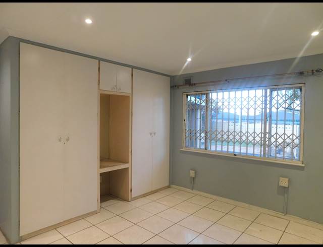 2 BEDROOM SECTIONAL TITLE TO LET IN MONTCLAIR