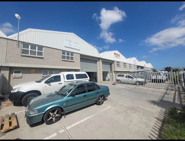 320M² WAREHOUSE TO LET IN RACING PARK