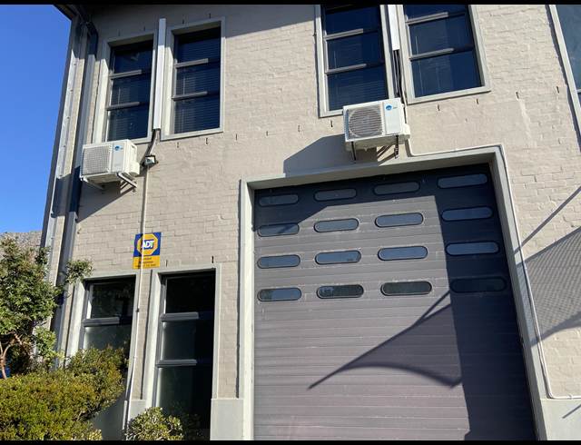 226M² WAREHOUSE TO LET IN WESTLAKE